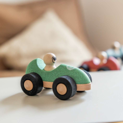Il tuo bambino si divertirà ad inventare tante gare di velocità con la macchinina in sughero verde di Korko Il tuo bambino si divertirà ad inventare tante gare di velocità con la macchinina in sughero verde di Korko