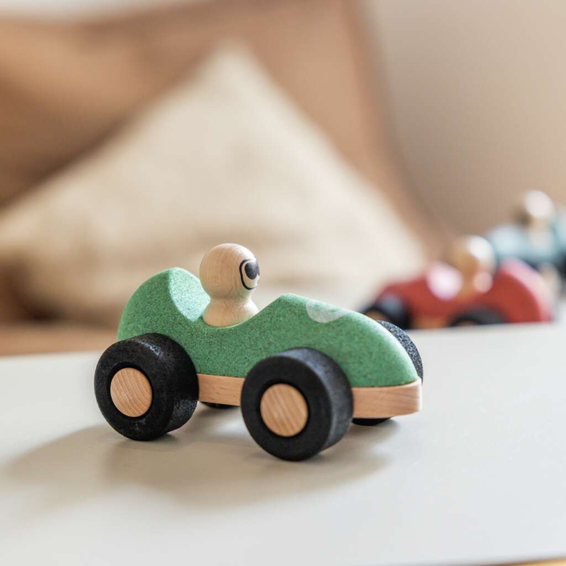 Il tuo bambino si divertirà ad inventare tante gare di velocità con la macchinina in sughero verde di Korko Il tuo bambino si divertirà ad inventare tante gare di velocità con la macchinina in sughero verde di Korko