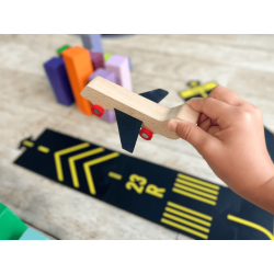 Incluso nel set Runway di Waytoplay un aeroplanino in legno Incluso nel set Runway di Waytoplay un aeroplanino in legno
