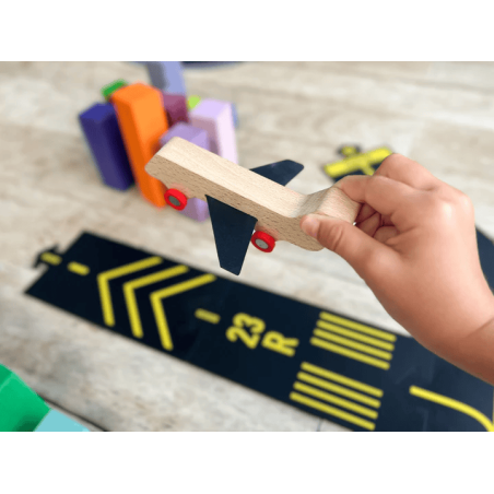 Incluso nel set Runway di Waytoplay un aeroplanino in legno Incluso nel set Runway di Waytoplay un aeroplanino in legno