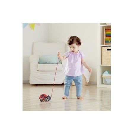 La Coccinella trainabile di Hape aiuta il bambino a mantenere l'equilibrio in piedi mentre gioca La Coccinella trainabile di Hape aiuta il bambino a mantenere l'equilibrio in piedi mentre gioca