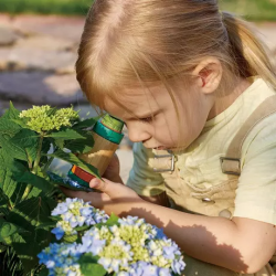 Il bambino potrà esplorare il mondo esterno grazie al Microscopio Portatile di Hape Il bambino potrà esplorare il mondo esterno grazie al Microscopio Portatile di Hape