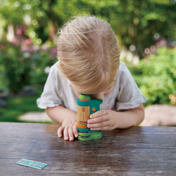 Ideale anche per i bambini che portano gli occhiali il Microscopio Portatile di Hape Ideale anche per i bambini che portano gli occhiali il Microscopio Portatile di Hape