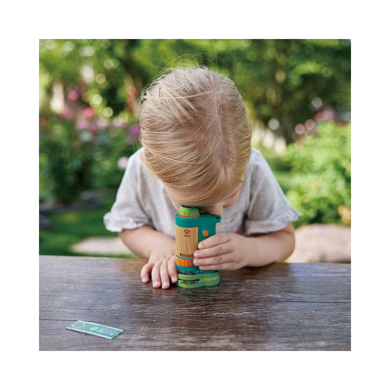 Ideale anche per i bambini che portano gli occhiali il Microscopio Portatile di Hape Ideale anche per i bambini che portano gli occhiali il Microscopio Portatile di Hape