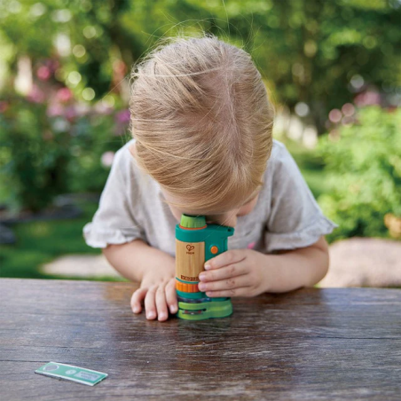 Ideale anche per i bambini che portano gli occhiali il Microscopio Portatile di Hape Ideale anche per i bambini che portano gli occhiali il Microscopio Portatile di Hape