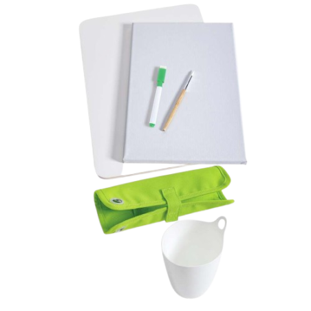 Il Cavalletto portatile in bambù di Hape ha tanti accessori per i piccoli pittori Il Cavalletto portatile in bambù di Hape ha tanti accessori per i piccoli pittori