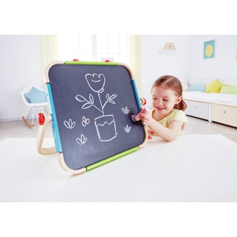 La lavagnetta portatile double face di Hape stimola la creatività nei bambini La lavagnetta portatile double face di Hape stimola la creatività nei bambini