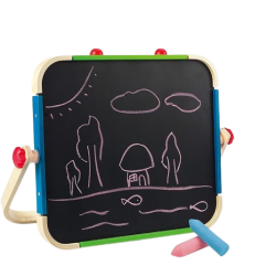La lavagnetta portatile double face di Hape è dotata di gessetti colorati per scatenare la fantasia La lavagnetta portatile double face di Hape è dotata di gessetti colorati per scatenare la fantasia