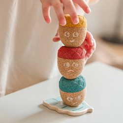Le ghiande in sughero della Korko sono ideali per le piccole mani dei bambini Le ghiande in sughero della Korko sono ideali per le piccole mani dei bambini