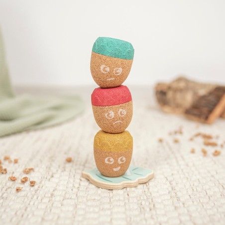 Le ghiande in sughero della Korko si poggiano su una base di legno per impedire che scivolino