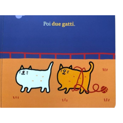 Due gatti che entreranno nel piccolo fienile rosso che accoglierà tantissimi animali per la nanna