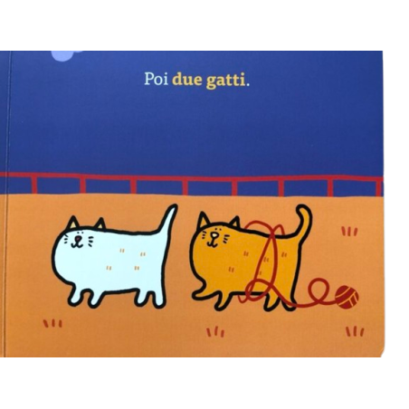 Due gatti che entreranno nel piccolo fienile rosso che accoglierà tantissimi animali per la nanna