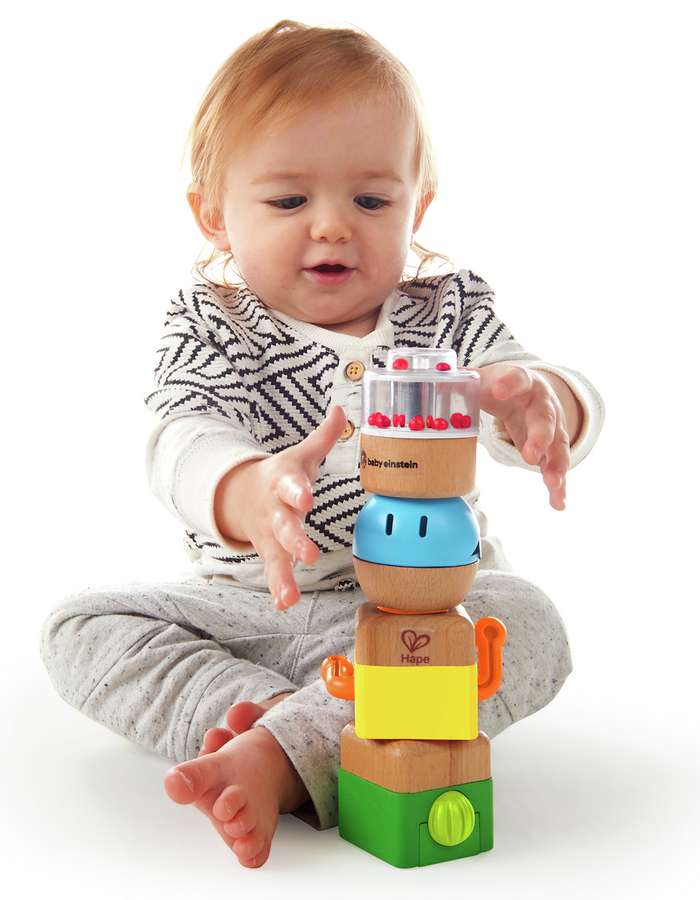 Un bambino che gioca con set di legno