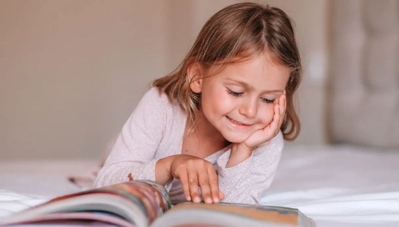 Bambina che legge un libro