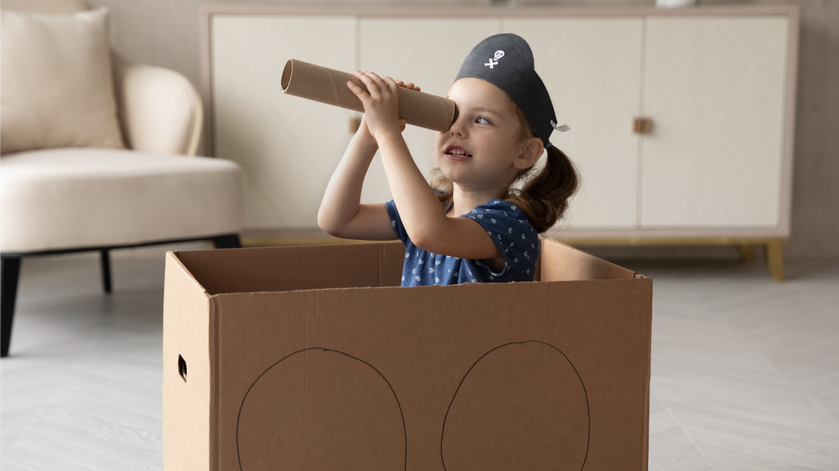 bambina che gioca al gioco simbolico