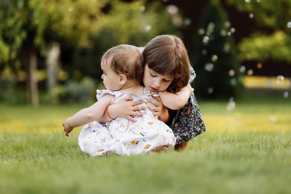 bambini che si abbracciano per la giornata della gentilezza