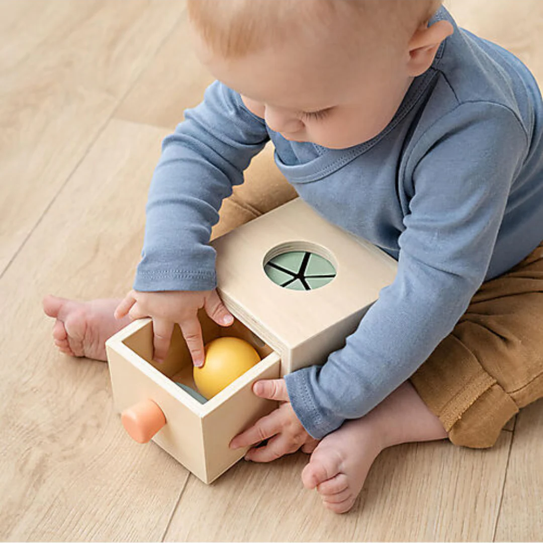 bambino in tenera età giochi con giochi in legno