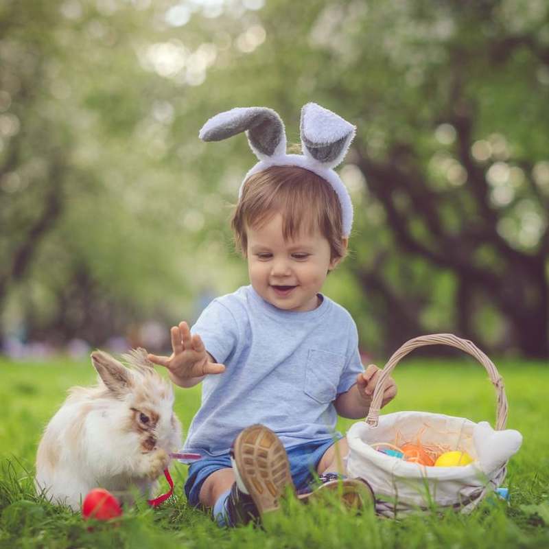 bambino che gioca al parco il giorno di Pasqua