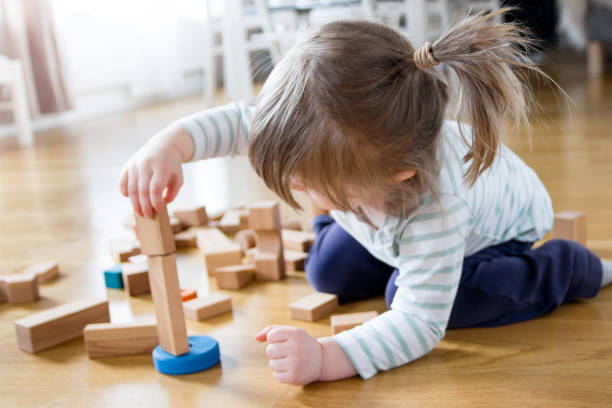bambina gioca con giochi in legno