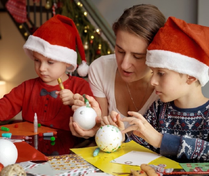 mamma gioca con i figli a Natale