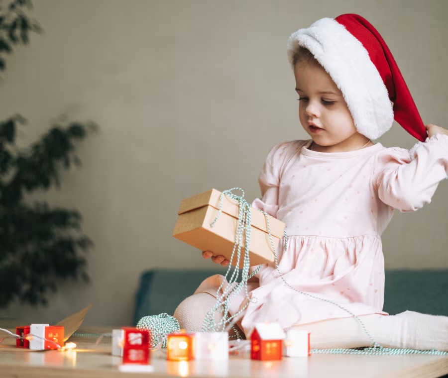 bambina con regali di natale