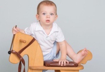 I benefici del cavallo a dondolo per la crescita dei bambini
