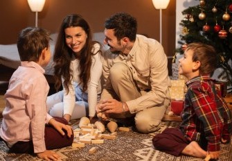 Giochi in famiglia per le feste: attività da tavolo per momenti insieme Giochi in famiglia per le feste: attività da tavolo per momenti insieme