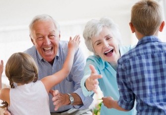 Giochi e libri da condividere con i nonni: un legame speciale per crescere insieme Giochi e libri da condividere con i nonni: un legame speciale per crescere insieme