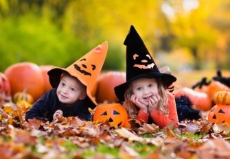 Halloween con i bambini: giochi creativi e letture da brivido (ma non troppo!) Halloween con i bambini: giochi creativi e letture da brivido (ma non troppo!)